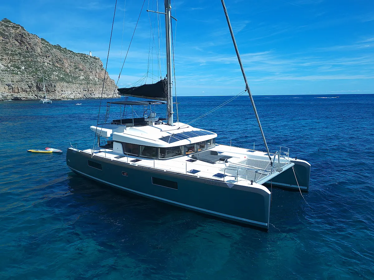 Lagoon 52F ( + crew) 