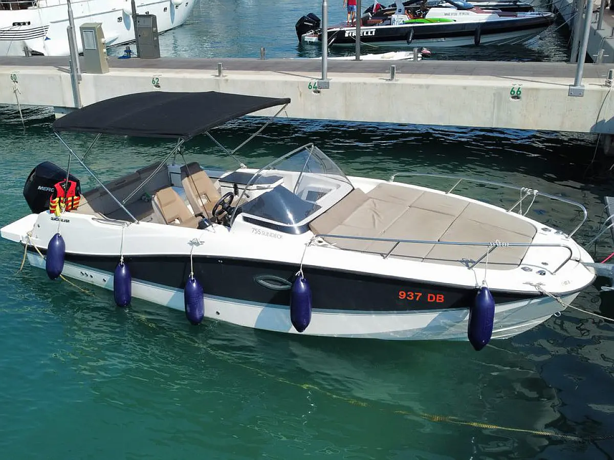 Quicksilver Activ 755 Sundeck